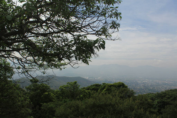 θέα στο όμορφο τοπίο με ένα βουνό στο βάθος - Φωτογραφία, εικόνα