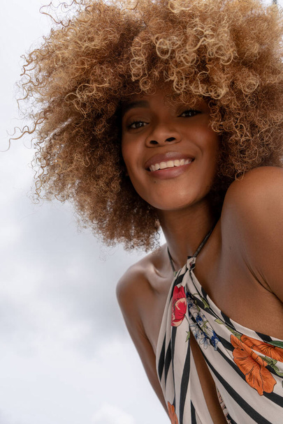 Latynoski kobiety afro amerykański uśmiech bardzo szczęśliwy, portret styl życia - Zdjęcie, obraz