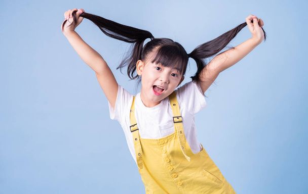 Retrato de criança asiática posando no fundo azul - Foto, Imagem
