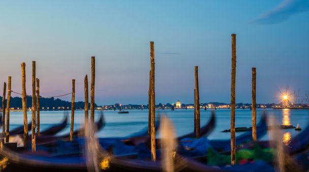 Гондолы на рассвете в Венеции, Италия, длительная экспозиция
 - Фото, изображение