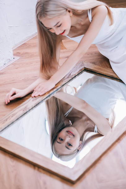 Ritratto di giovane ragazza asiatica e il suo riflesso nello specchio - Foto, immagini