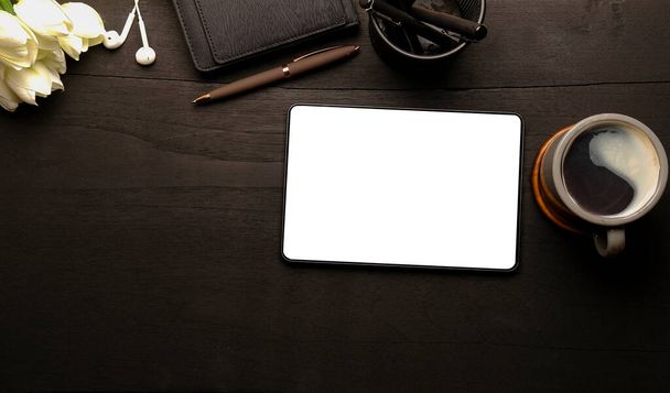 Kancelářský stůl s digitálním tabletem, šálkem kávy a notebookem. - Fotografie, Obrázek