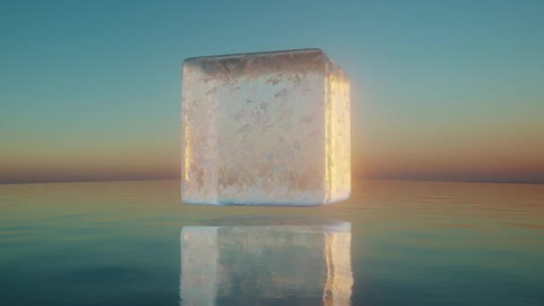 Κύβος πάγου περιστρέφεται πάνω από ήρεμα νερά του ωκεανού βρόχο - Πλάνα, βίντεο