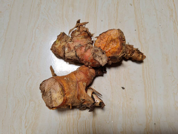 The brown-inside red kitchen spice is called galangal - 写真・画像