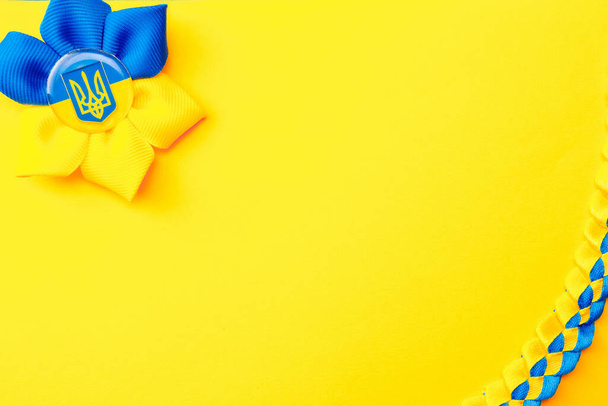 Žluté modré pozadí. Ukrajinský symbol květinového trojzubce izolovaný na žlutém praporu. Podporovat koncept Ukrajiny. - Fotografie, Obrázek