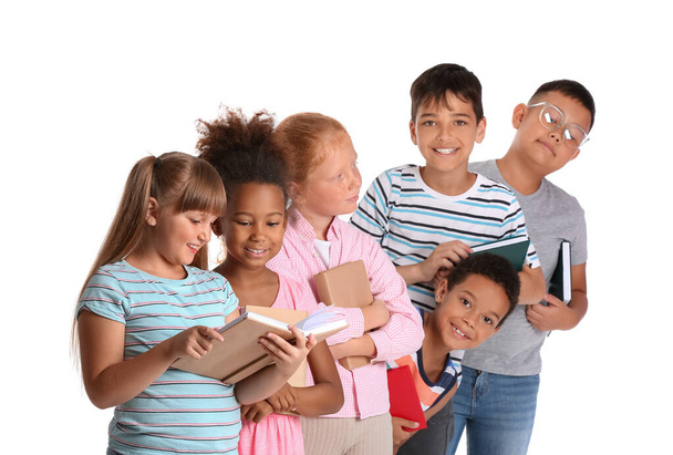 Kleine leerlingen met boeken over witte achtergrond - Foto, afbeelding