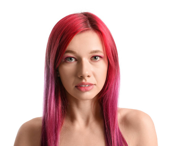 Όμορφη νεαρή γυναίκα με φωτεινά μαλλιά σε λευκό φόντο, closeup - Φωτογραφία, εικόνα