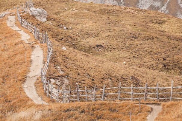 Fából készült kerítés hosszú utat a Val di Funes - Fotó, kép