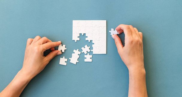 Hands with Small white square puzzle - Foto, Imagem
