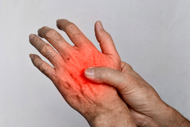 Ból w rękach starca z Azji Południowo-Wschodniej. Pojęcie bólu dłoni, zapalenia stawów i problemów ze stawami. - Zdjęcie, obraz