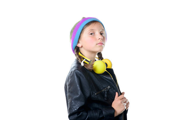 дівчина з чорною курткою та навушниками
 - Фото, зображення