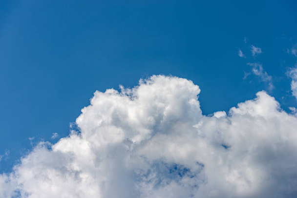 Mooie storm wolken, cumulus wolken of cumulonimbus tegen een heldere blauwe lucht. Fotografie, volledig frame, alleen in de lucht. - Foto, afbeelding