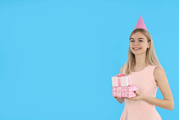 Концепция с днем рождения, молодая женщина на синем фоне - Фото, изображение