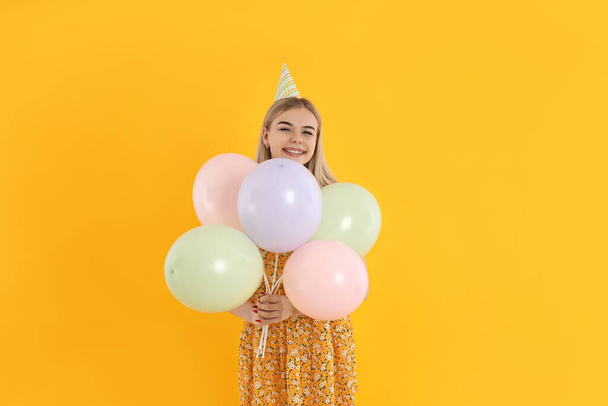 koncepció boldog születésnapot, fiatal nő a sárga háttér - Fotó, kép