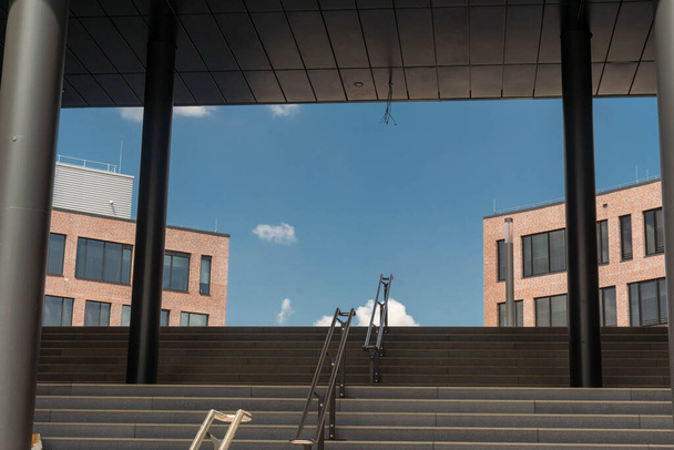 Лестница нового здания с кабелем и голубым небом - Фото, изображение