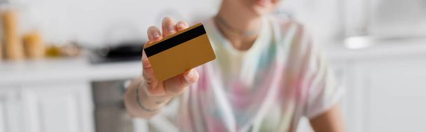 selective focus of credit card in hand of cropped woman on blurred background, banner - Fotografie, Obrázek