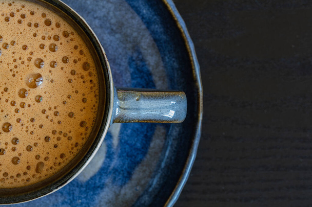 modrý šálek kávy na černém pozadí pro účely designu - Fotografie, Obrázek