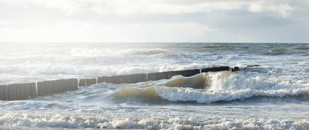Vista panorámica del mar Báltico desde la orilla arenosa (dunas de arena). Olas, salpicaduras de agua, espuma. Paisaje marino. Clima, cambio climático, naturaleza. Países Bajos - Foto, imagen