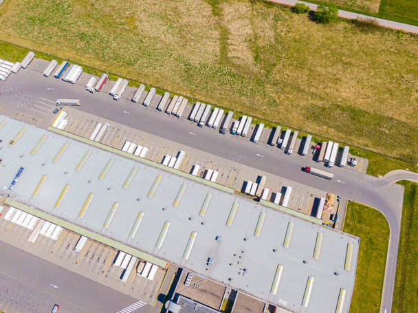 Birçok kamyonun Merchandis 'i boşalttığı Endüstriyel Yükleme Alanının Hava Çekimi - Fotoğraf, Görsel