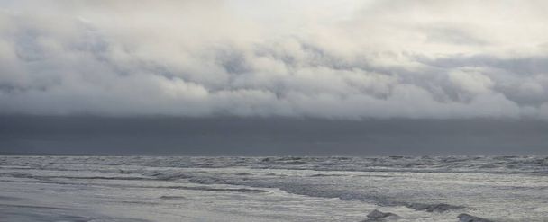 Balti-tenger a vihar után. Puha naplemente fény, drámai ragyogó felhők. Tengerpart, felhő, természet. Panorámás kilátás. Ökológia, éghajlatváltozás, időjárás - Fotó, kép
