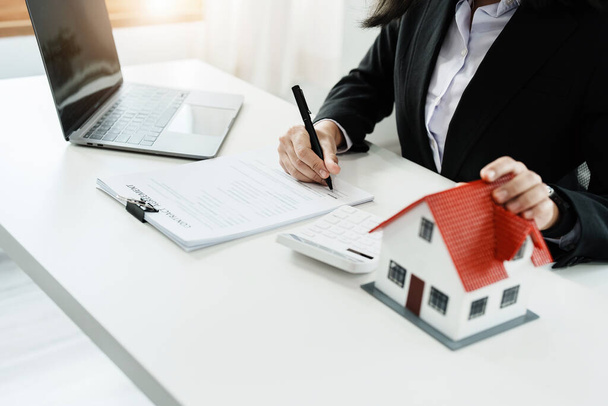 Wet, overeenkomst, contract, hypotheek, vrouw met een pen, lezen van het contract document bij het kopen van een huis om de rente te zien en vragen om de limiet om het risico te beoordelen voordat u een huis koopt - Foto, afbeelding