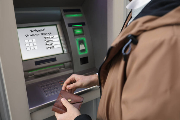 Man entering cash machine pin code, closeup - 写真・画像