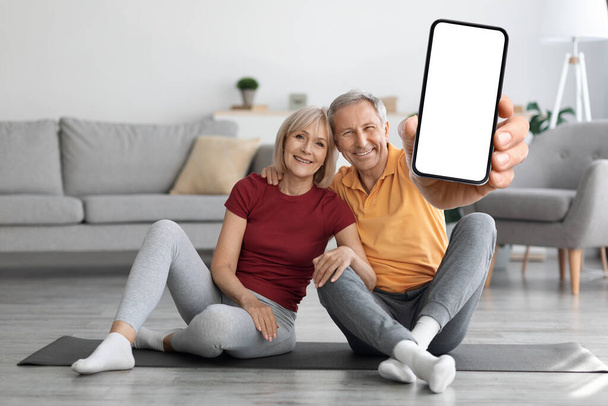 happy senior couple using fitness mobile application - Foto, immagini