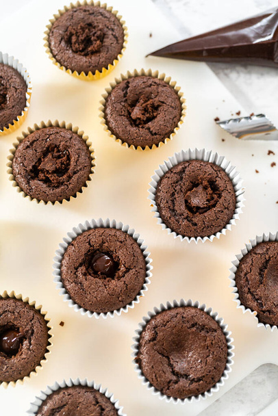Γεμίζοντας s 'mores cupcakes με σοκολάτα γκανάς. - Φωτογραφία, εικόνα
