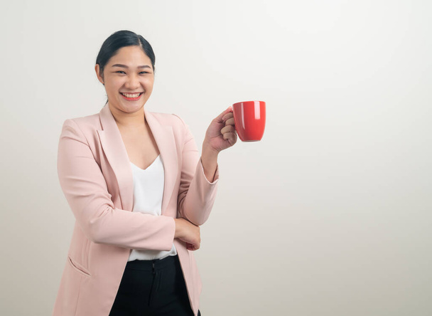 Asiatin mit händchenhaltender Kaffeetasse auf weißem Hintergrund - Foto, Bild