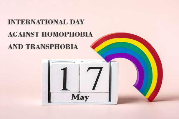 Tęczowy symbol LGBT, kalendarz odizolowany na różowym tle 17 maja - Międzynarodowy Dzień Walki z Homofobią, Transpfobią i Bifobią. - Zdjęcie, obraz