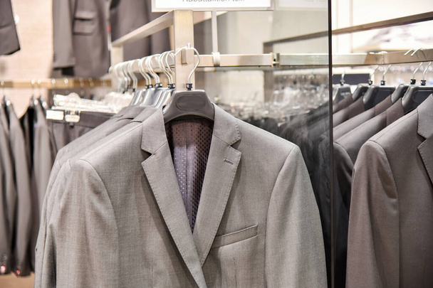 Γκρι κοστούμια για άνδρες προς πώληση σε ένα εμπορικό κέντρο. - Φωτογραφία, εικόνα