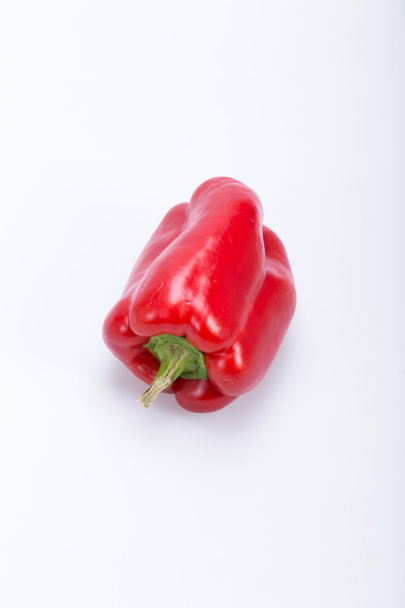 rode peper geïsoleerd op witte achtergrond - Foto, afbeelding