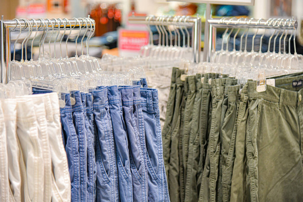 Alışveriş merkezinde satılık erkek ve kadın kot pantolonu.. - Fotoğraf, Görsel