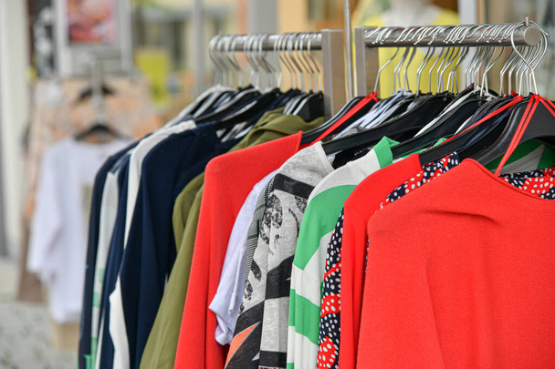 Кольорові жіночі блузки на продаж в торговому центрі
. - Фото, зображення