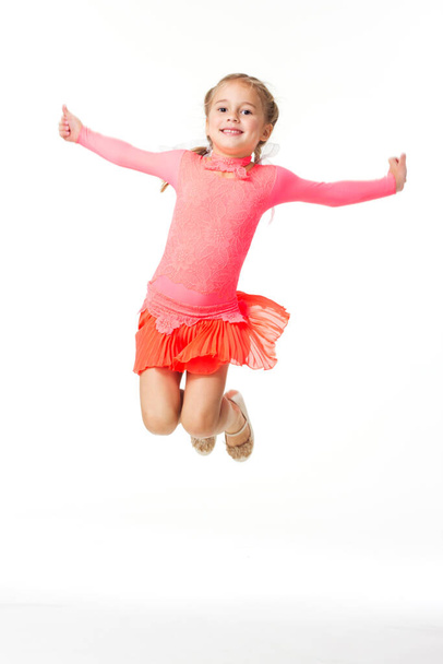Fun Young Tap Χορευτής σε κόκκινο. Χαριτωμένο κορίτσι σχολείο σε διάφορα κοστούμια χορού και διασκέδαση θέτει. - Φωτογραφία, εικόνα