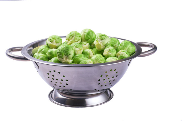 Fresh brussels sprouts in metal bowl isolated on white background. - Foto, Imagem
