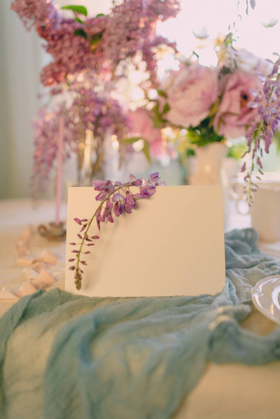 mockup of a sheet of paper for a signature or a card for a holiday with a bouquet of flowers - Foto, Imagem