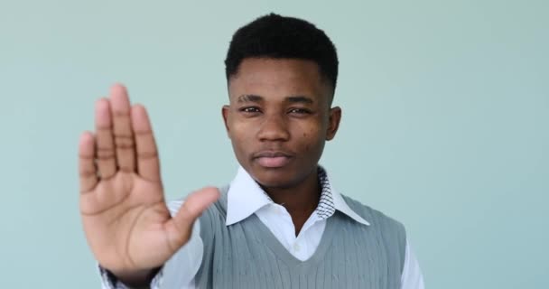 Hombre afroamericano diciendo no con señal de stop hand - Metraje, vídeo