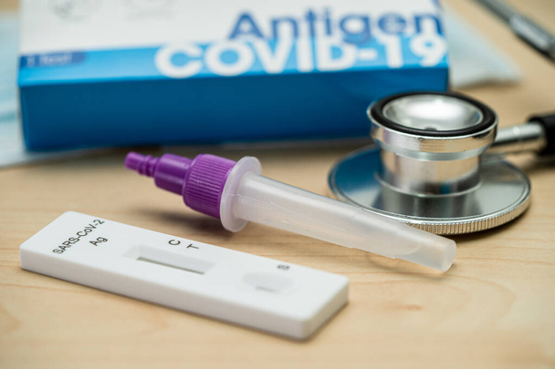 Conjunto de kit de teste de antígeno Saliva para verificar o uso do coronavírus Covid-19 em casa. - Foto, Imagem
