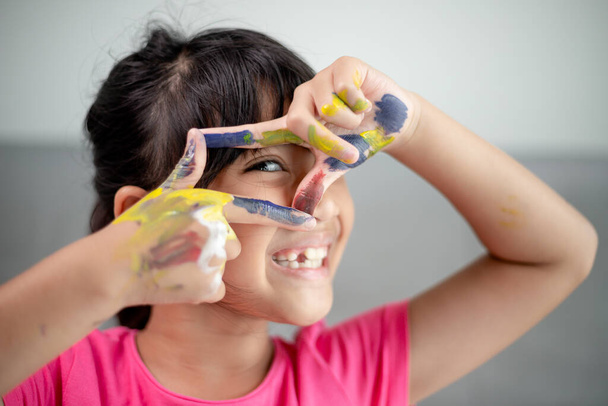 Образование, школа, искусство и живопись - маленькая студентка, показывающая нарисованные руки
 - Фото, изображение