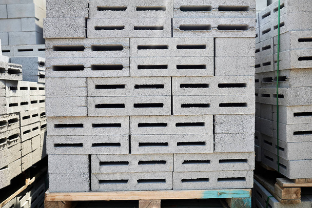 pustych betonowych bloków ściennych montowanych na paletach - Zdjęcie, obraz