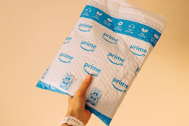 Dublin, California, USA - 5 May 2022. Hand holds amazon prime package bag - Foto, immagini