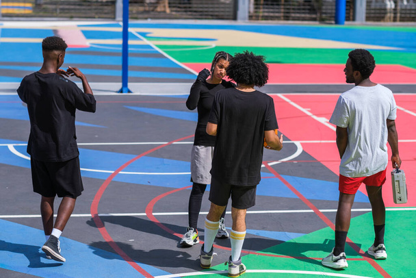 Ομάδα νέων που είναι έτοιμοι να παίξουν μπάσκετ - Φωτογραφία, εικόνα