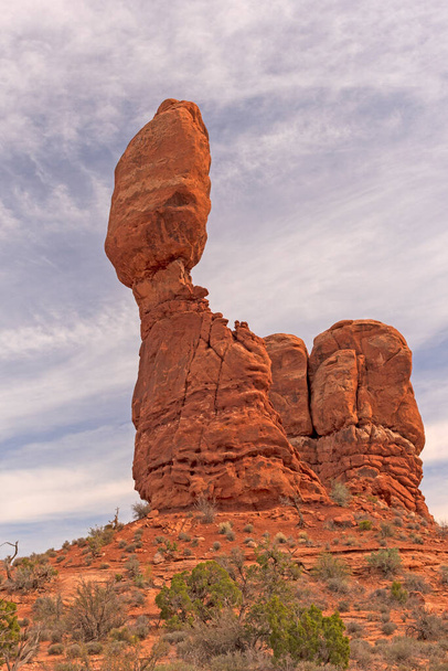 Piedra arenisca a punto de caer en el Parque Nacional Arches en Utah - Foto, imagen
