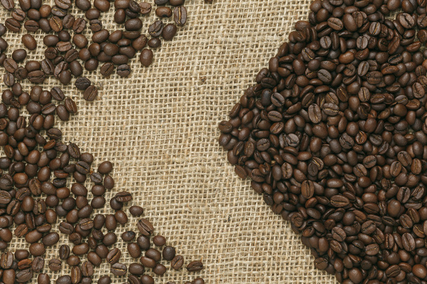 Caffe vydání, kávová zrna na pozadí juty - Fotografie, Obrázek