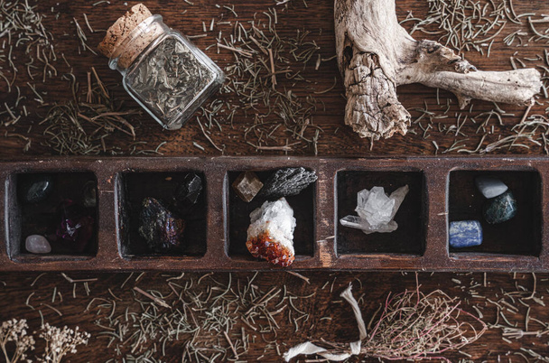 plano plano tiro de una colección de muchos cristales diferentes en un altar de brujas wiccan desordenado. Magia cristalina - Foto, imagen
