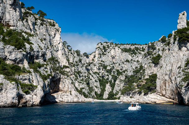 Вид на Calanque d 'En-vau с белым песчаным пляжем рядом с Кассисом, экскурсия на лодке в национальный парк Calanques в Провансе, Франция - Фото, изображение