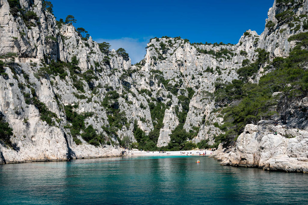 View on Calanque d'En-vau with white sandy beach near Cassis, boat excursion to Calanques national park in Provence, France - Foto, afbeelding