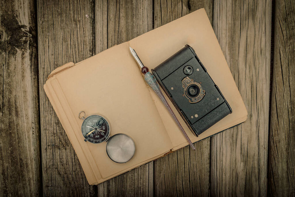 Vintage Travel Memories Konzept. Alte Kamera, Fernglas, Buchstaben und Kartenhalter mit Karte. Kopierraum. - Foto, Bild