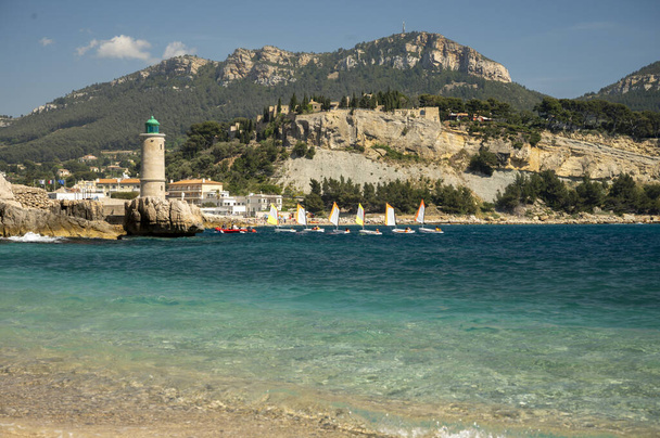 Panoramic view on cliffs, blue sea clear water on Plage du Bestouan beach in Cassis, Provence, France - Foto, Imagen